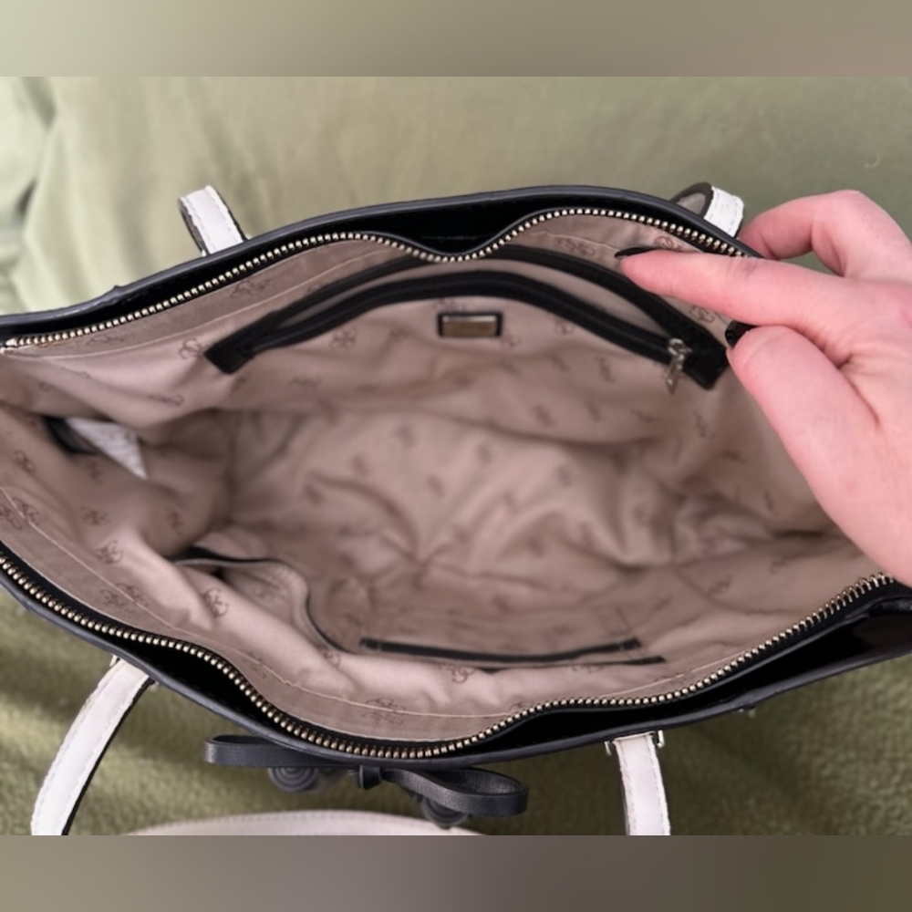 Authentic Guess Purse - Picture 5 of 5